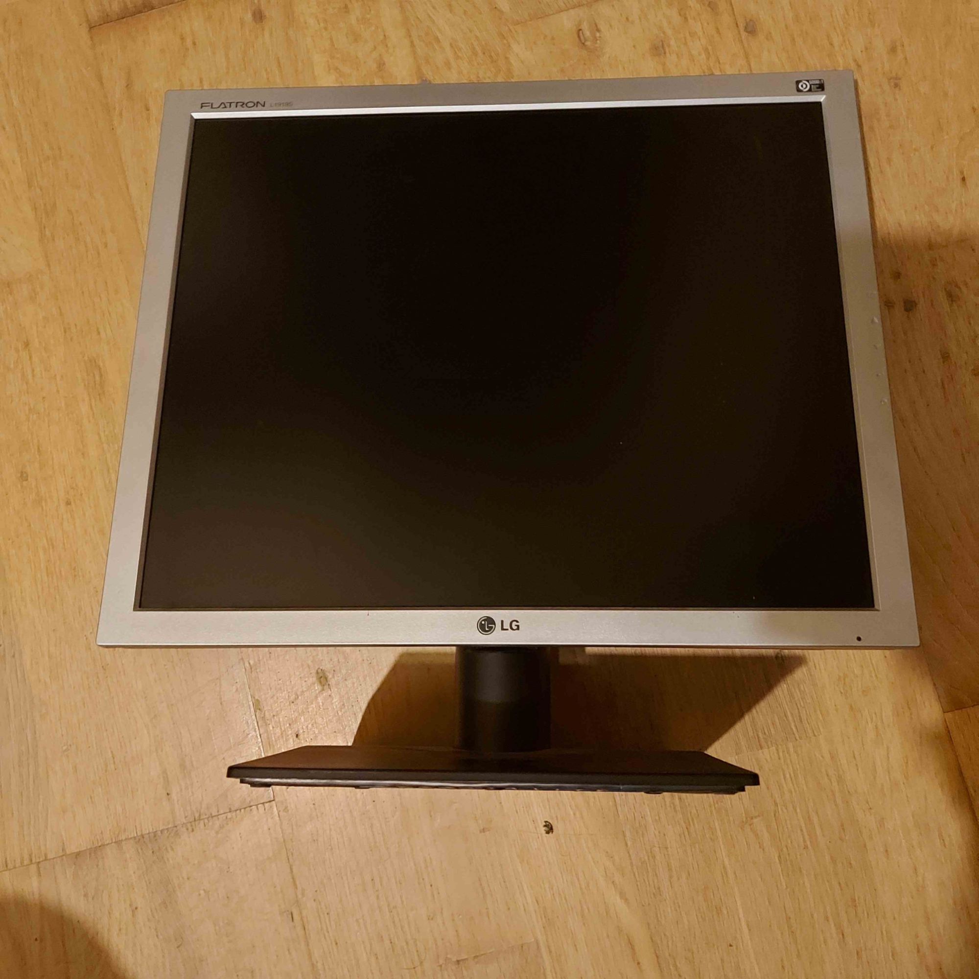 LG 19-inch LCD Monitor - L1919S-SF