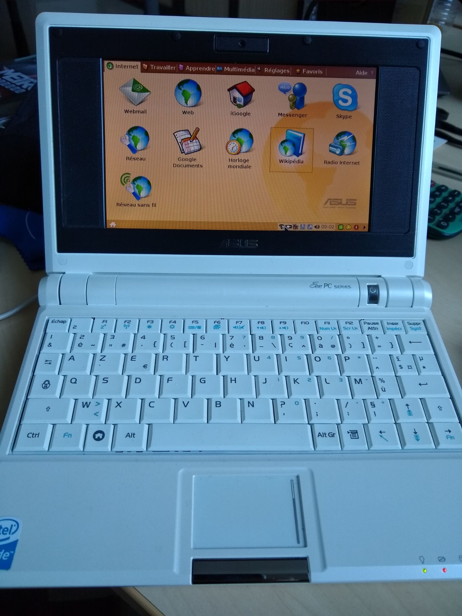 Asus Eee PC 4G - Celeron M 353 / 900 MHz ULV - Linux - 512MB RAM - 4GB SSD - 7" 800x480 - GMA 900 - Pure White