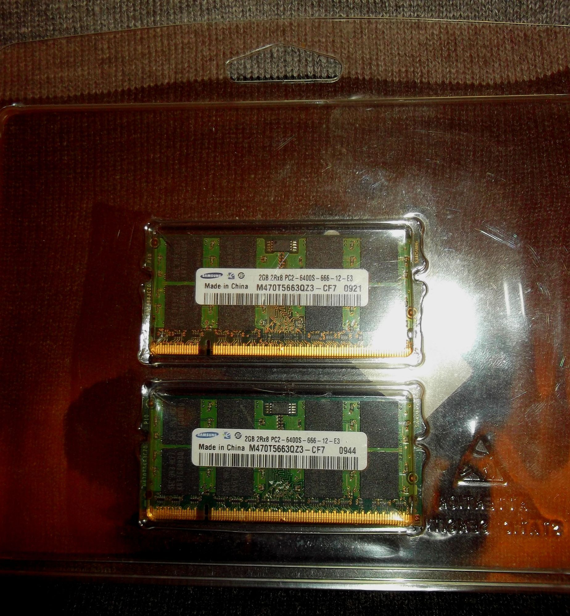 Samsung 2GB DDR2 SO-DIMM Memory Module (200-pin, 800MHz/PC2-6400, CL6, 1.8V, Buffered, Non-ECC)