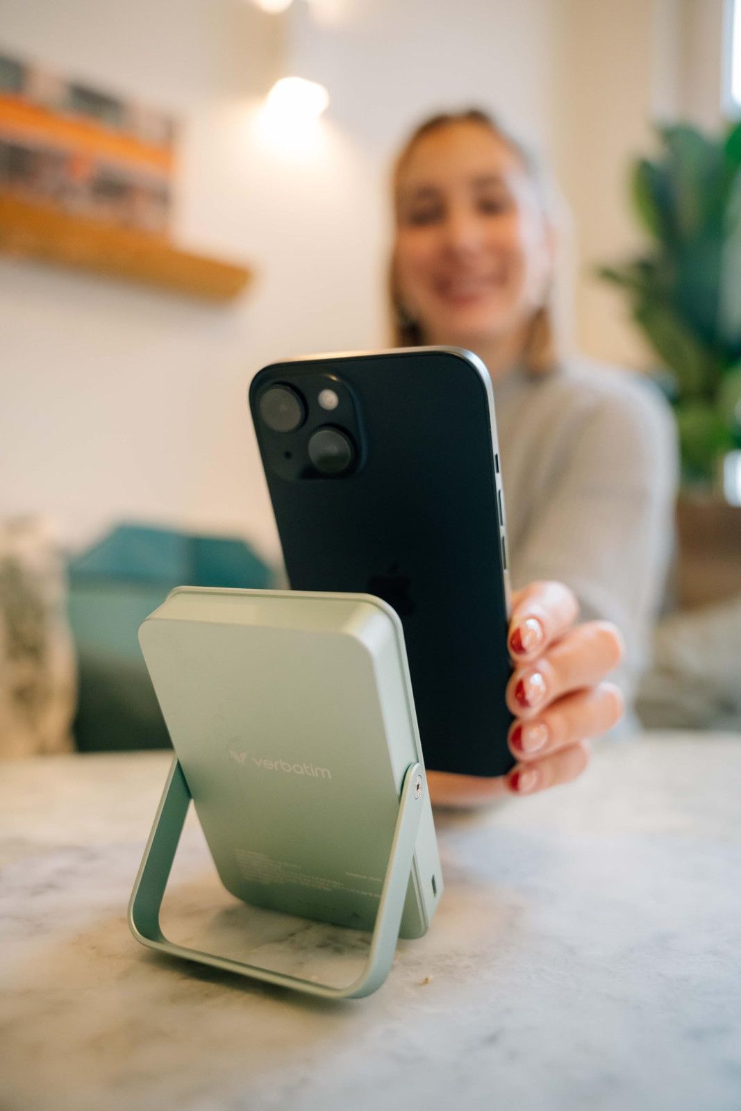 Verbatim Magnetic Power Bank 10000mAh Green with Quick Charge PD 22W and Stand