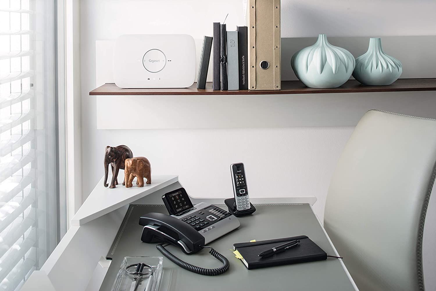 Gigaset Bluetooth DECT Fixed Phone with Screen and Answering Machine - Grey Black
