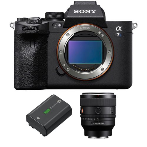 Cámara sin espejo Sony Alpha A7S III con lente FE 50mm f/1.4 GM y batería NP-FZ100