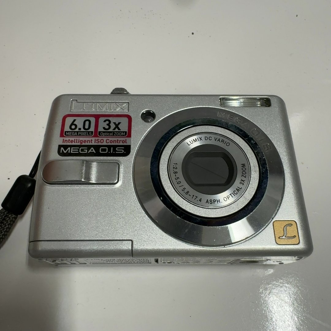 Cámara digital Panasonic CompactS - 6,0 MP, zoom óptico 3x, plata