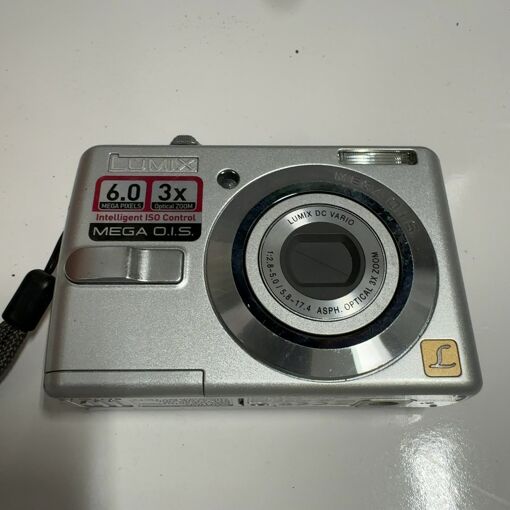 Cámara digital Panasonic CompactS - 6,0 MP, zoom óptico 3x, plata