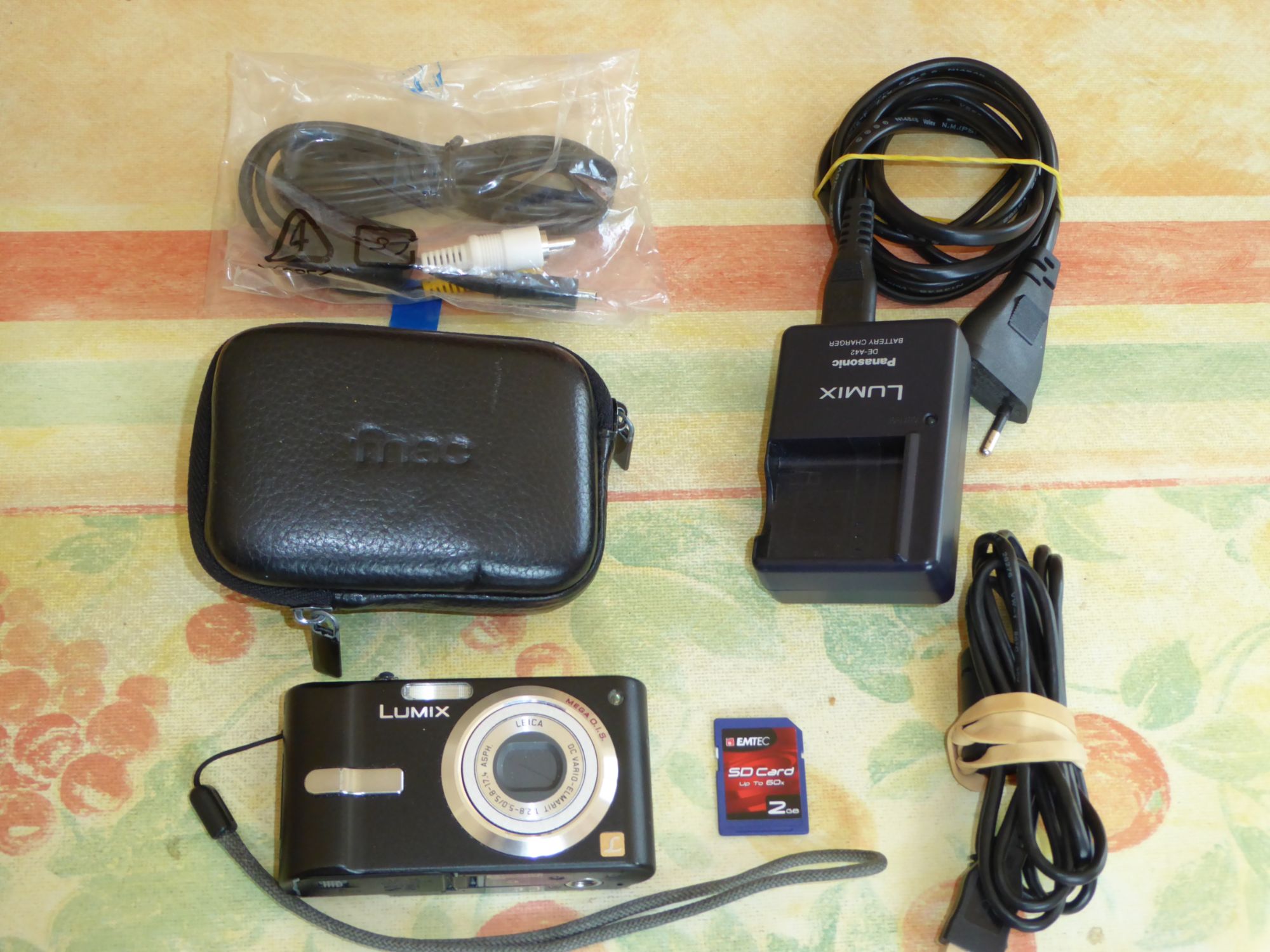 Panasonic CompactK Digital Camera - 7.2MP, 3x Optical Zoom, Leica - Black