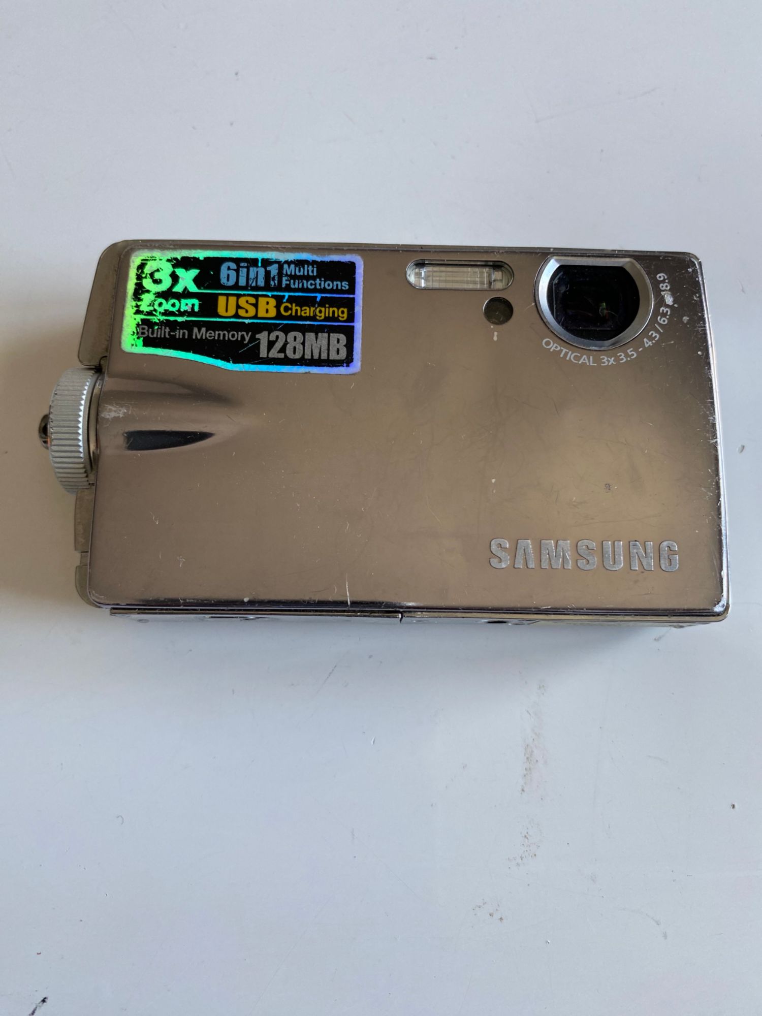 Samsung Compact Digital Camera - 5.1MP, 3x Optical Zoom, Flash, 128MB