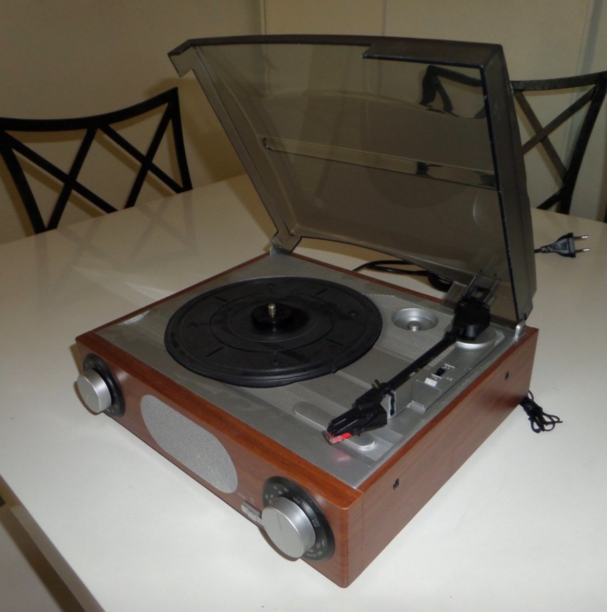 Reproductor de vinilos retro Bigben con radio y altavoces integrados