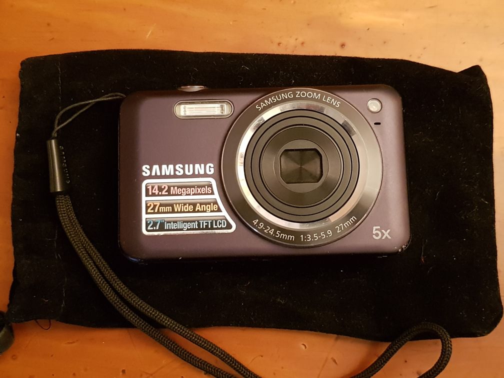 Samsung ES75 Compact Camera - Black - 14.2MP - 5x Optical Zoom - 10.5MP Flash