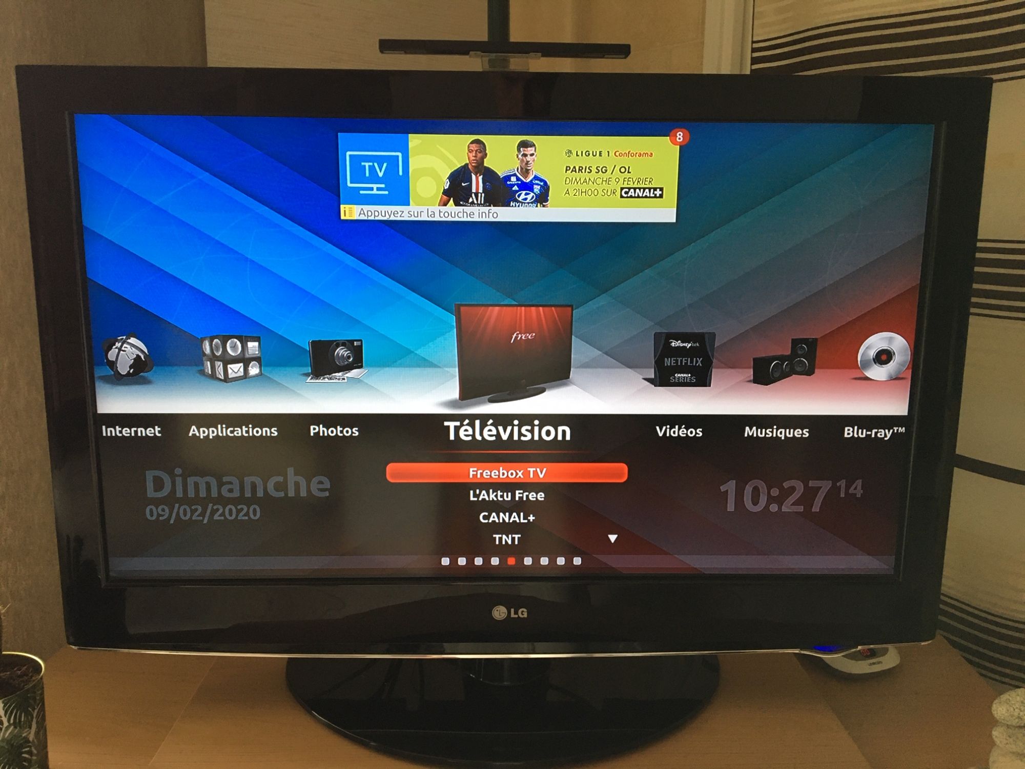 LG 37LH3000 - 37" LCD TV - 1080p 1920 x 1080 - Jet Black
