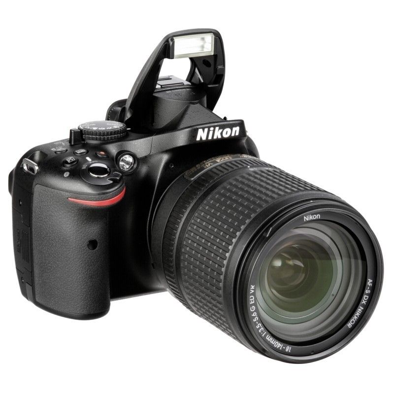 Cámara DSLR Nikon D5200 de 24.1 MP con objetivo AF-S 18-140 mm VR