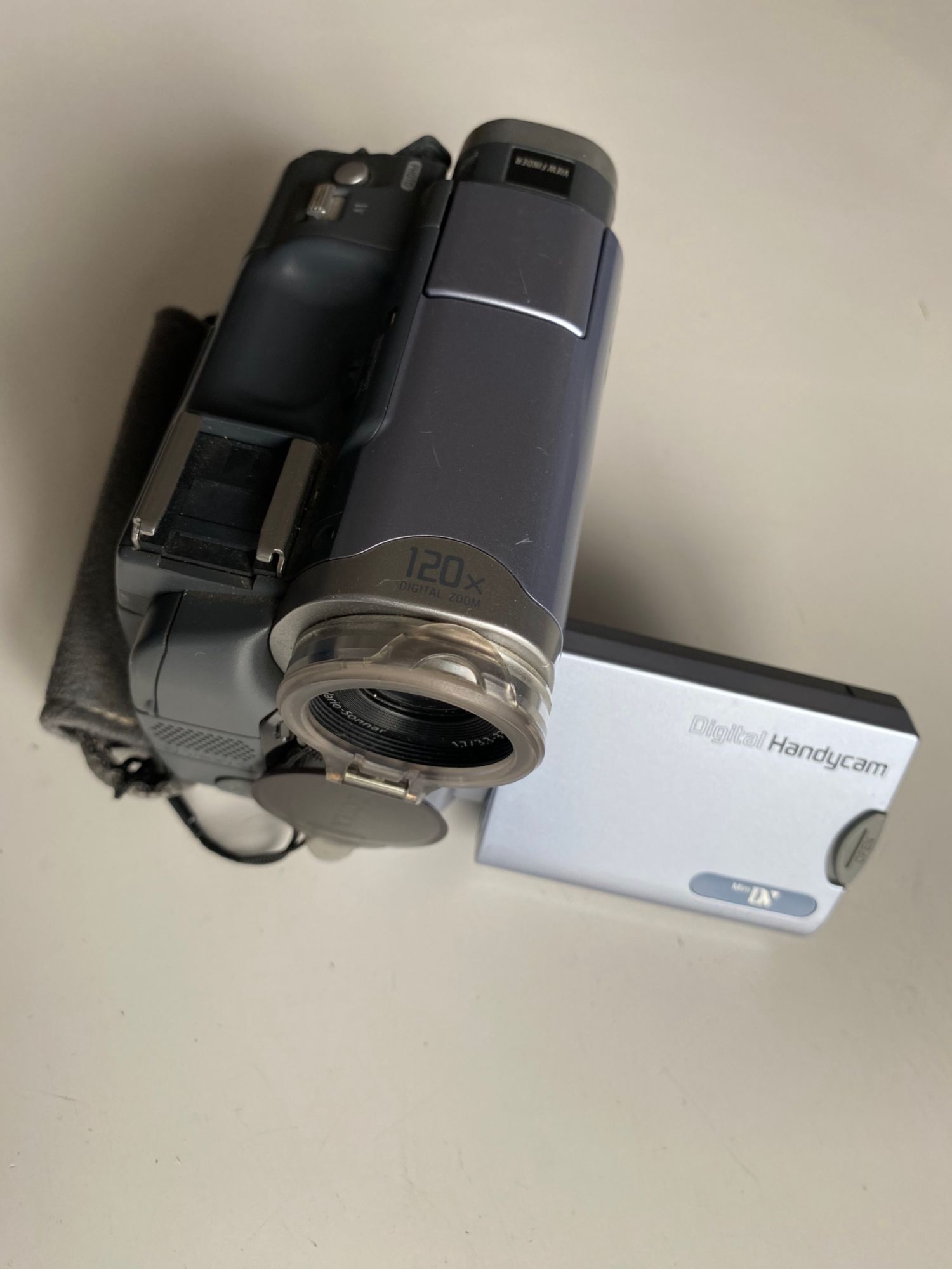 Sony Handycam DCR-TRV19E - Camcorder - 800KP - 10x Optical Zoom - Carl Zeiss - Mini DV