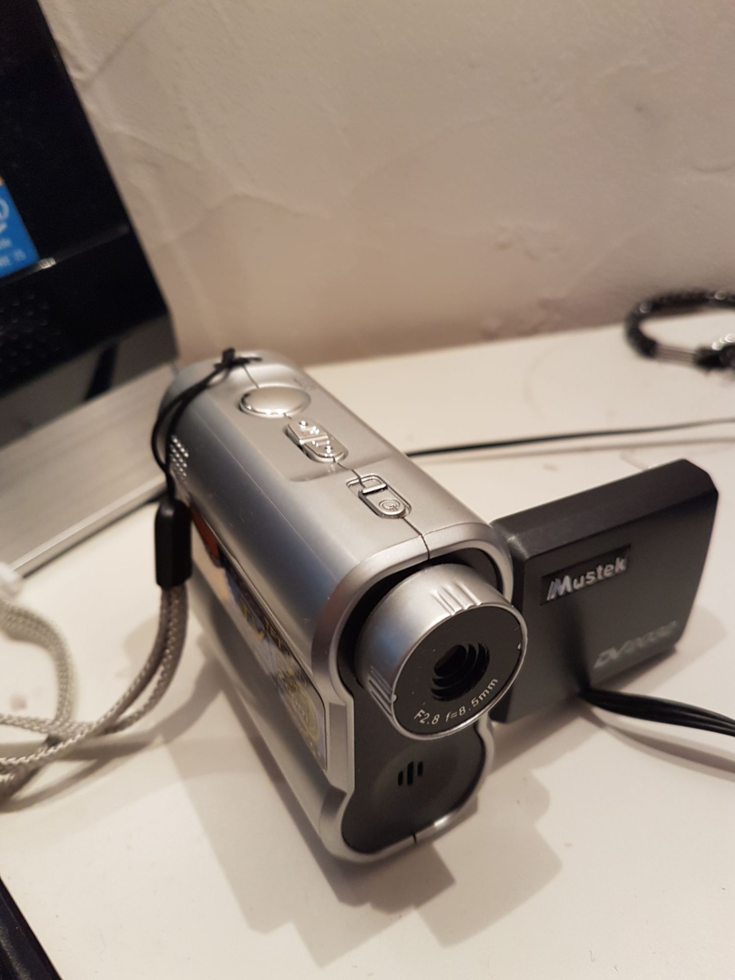 Mustek DV 2032 Camcorder - 1.3MP - 32MB Flash - Memory Card