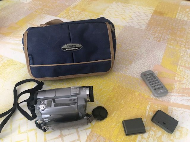 Canon MVX350i Camcorder - 1.33MP - 20x Optical Zoom - Mini DV