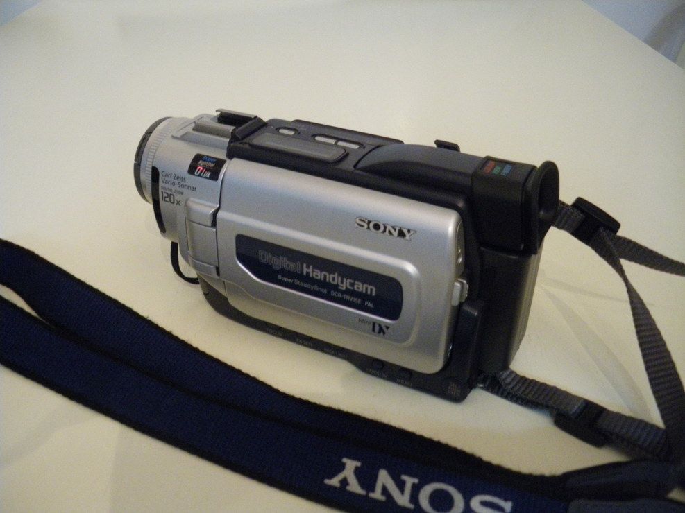 Sony Handycam DCR-TRV15E - Camcorder - 800KP - 10x Optical Zoom - Carl Zeiss - Mini DV - Black, Silver