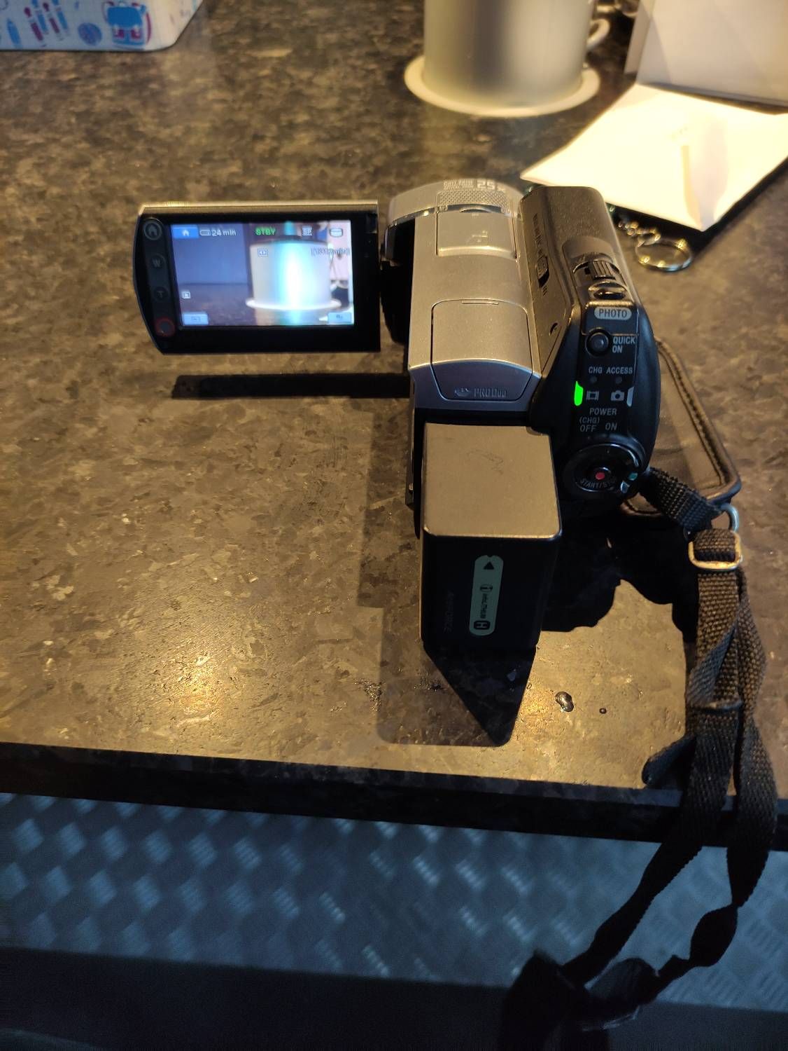 Sony Handycam DCR-SR75E - Camcorder - 10.7MP - 25x Optical Zoom - Carl Zeiss - 60GB HDD - Flash Card