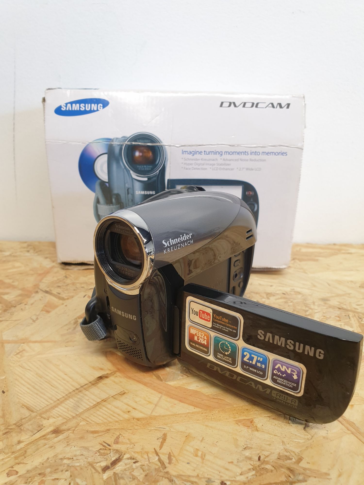 Samsung VP-DX2050 Camcorder - 8MP - 34x Optical Zoom - Flash Card, DVD - Glossy Black