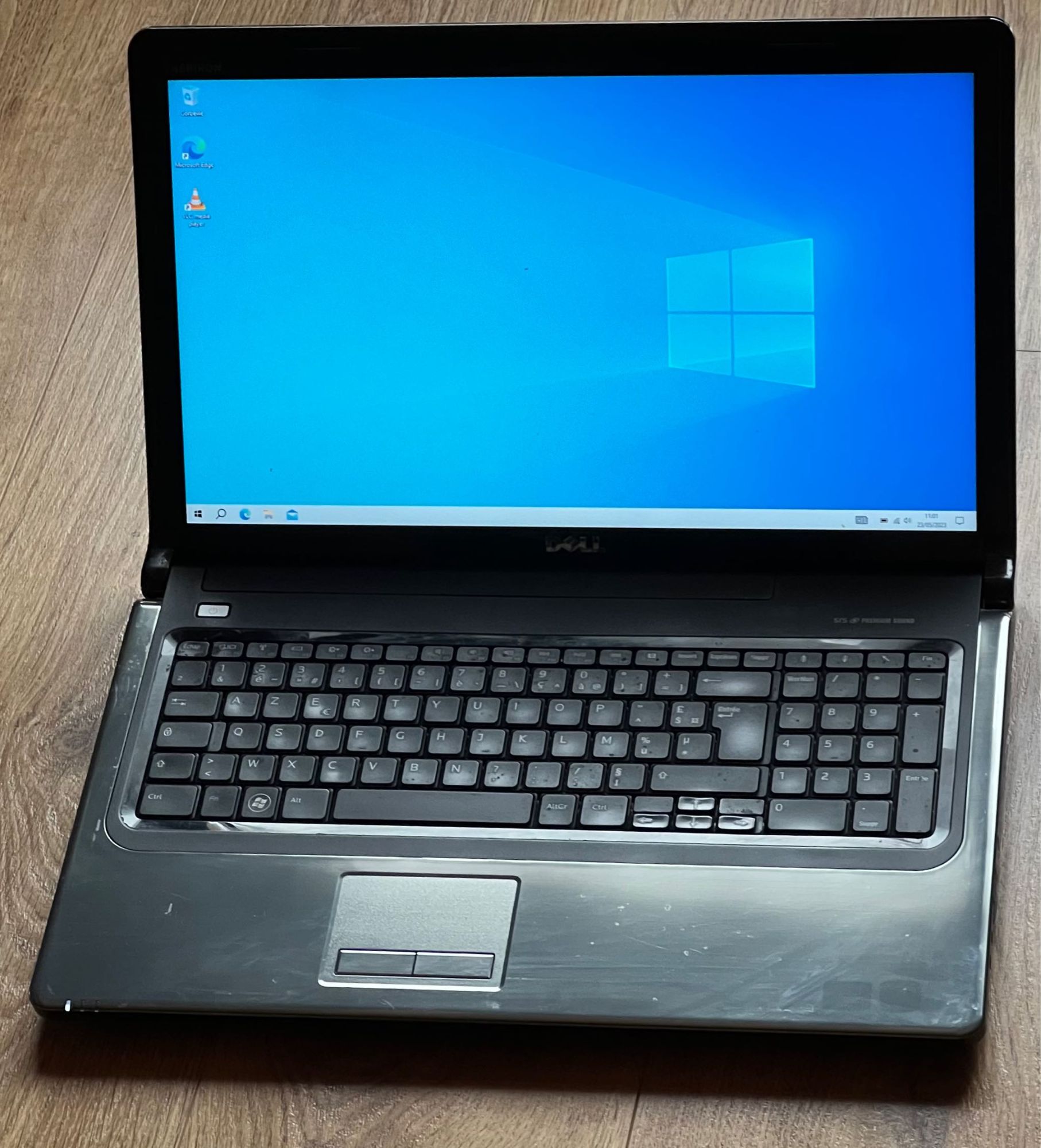 Portátil Dell Inspiron 1764 - Procesador Core i3, 2.4 GHz, Windows 7 Versión Familiar Premium, 4 GB RAM, 500 GB HDD, Lectora de DVD, Pantalla de 17.3" HD+