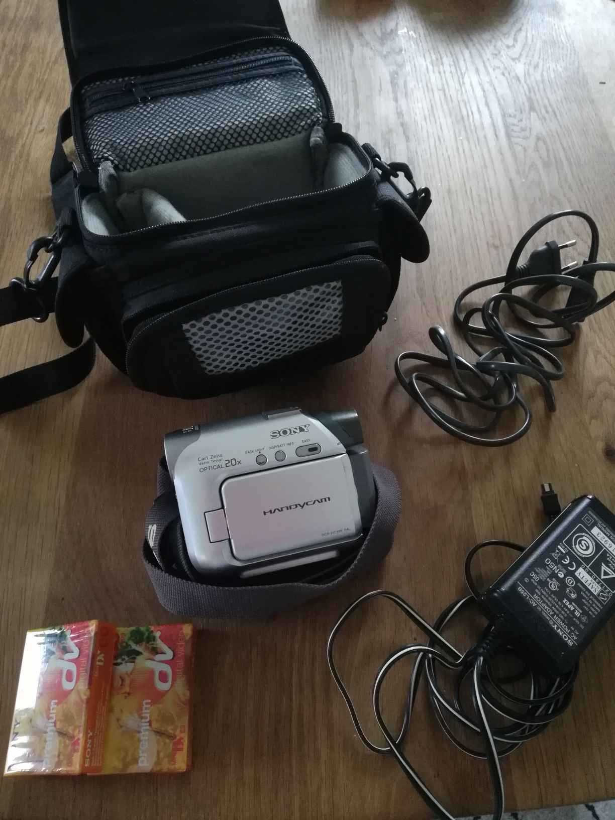 Sony Handycam DCR-HC19E - Camcorder - 8MP - 20x Optical Zoom - Carl Zeiss - Mini DV