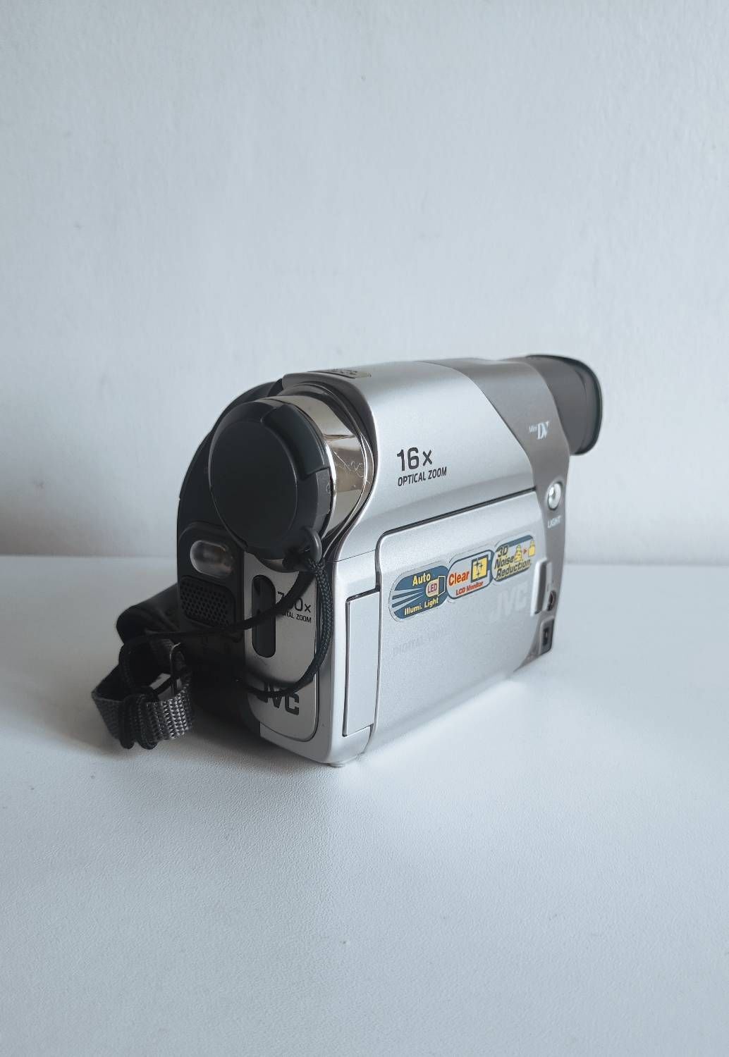 JVC GR-D23EK Camcorder - 800KP - 16x Optical Zoom - Mini DV