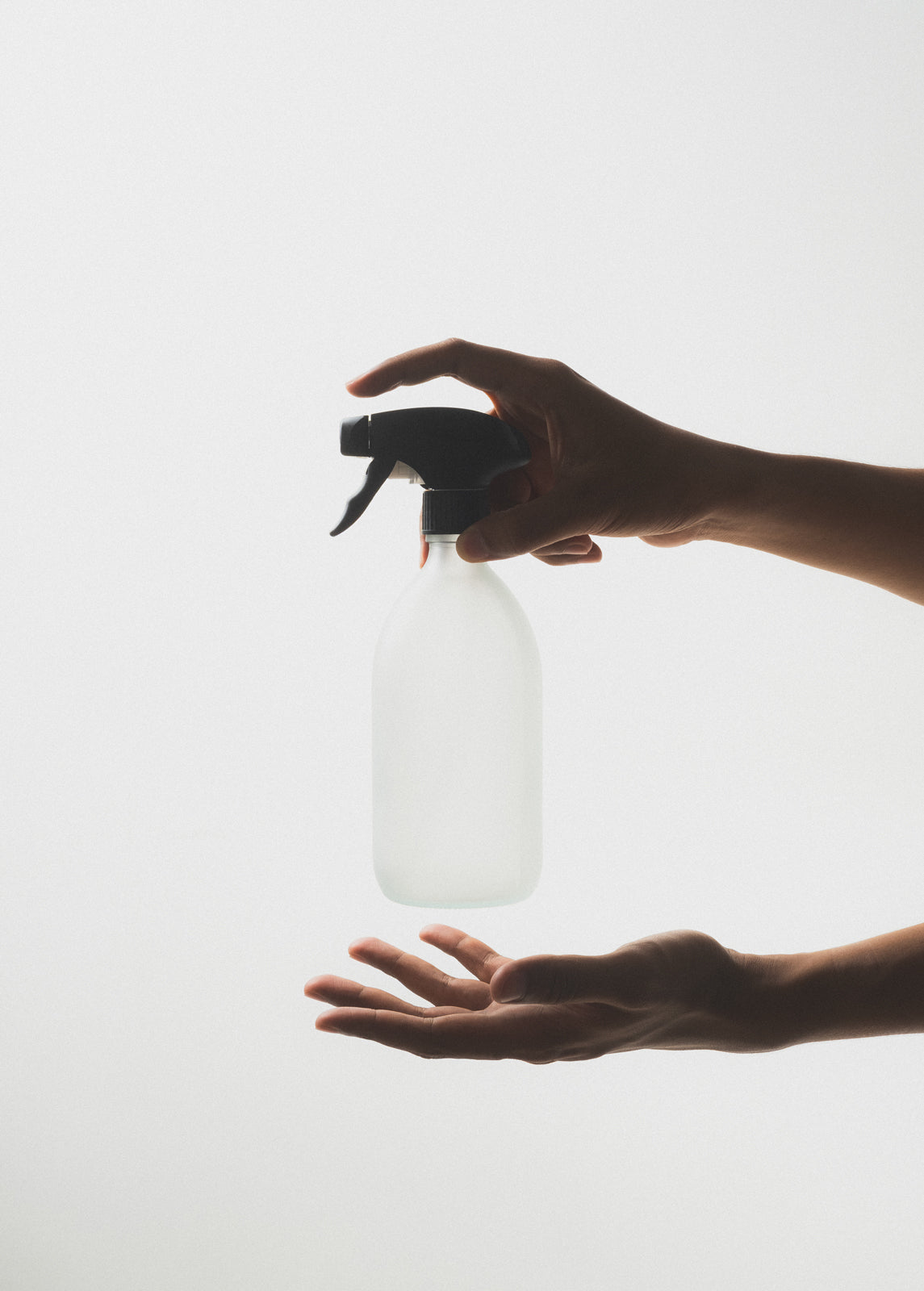 Kuishi White Glass Spray Bottle