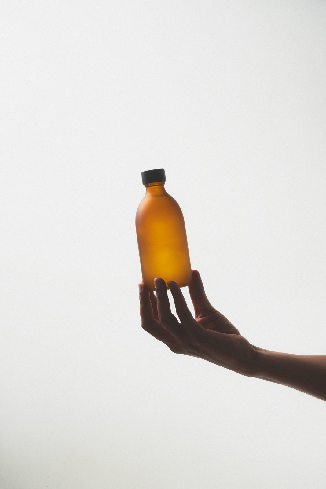 Bouteille en verre ambré Kuishi avec bouchon métallique