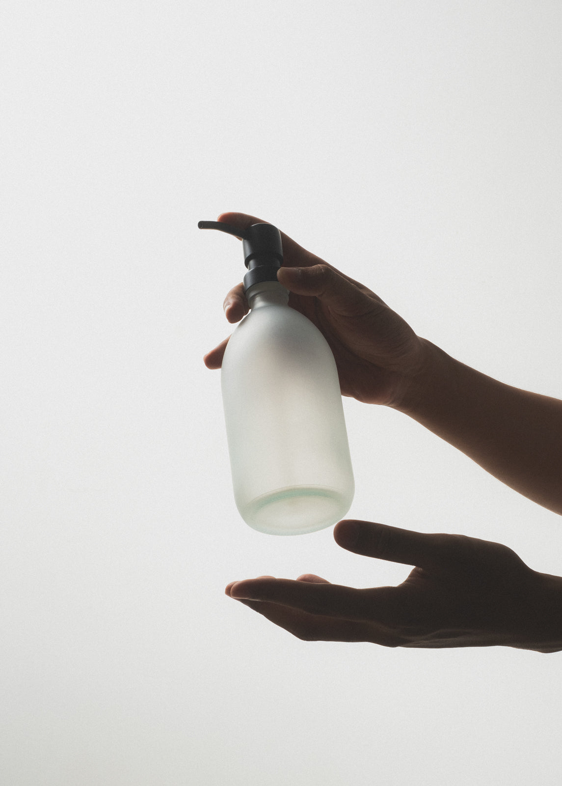 Distributeur de savon en verre blanc Kuishi