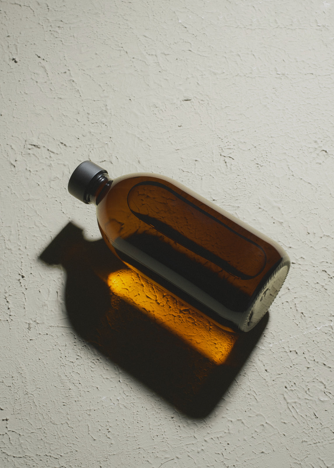Bouteille en verre ambré Kuishi avec bouchon en métal à vis
