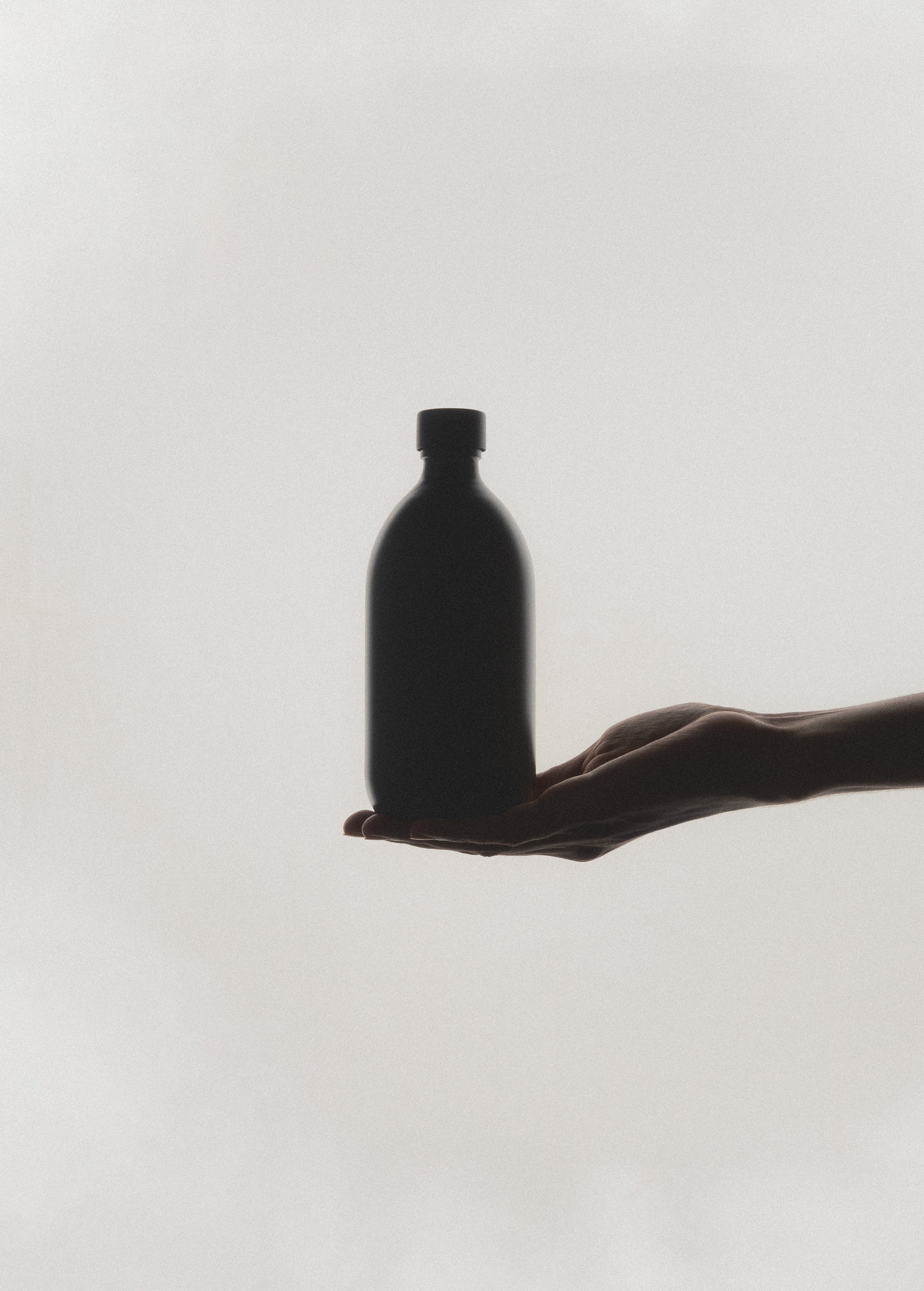 Bouteille de stockage Kuishi en verre noir avec bouchon à vis