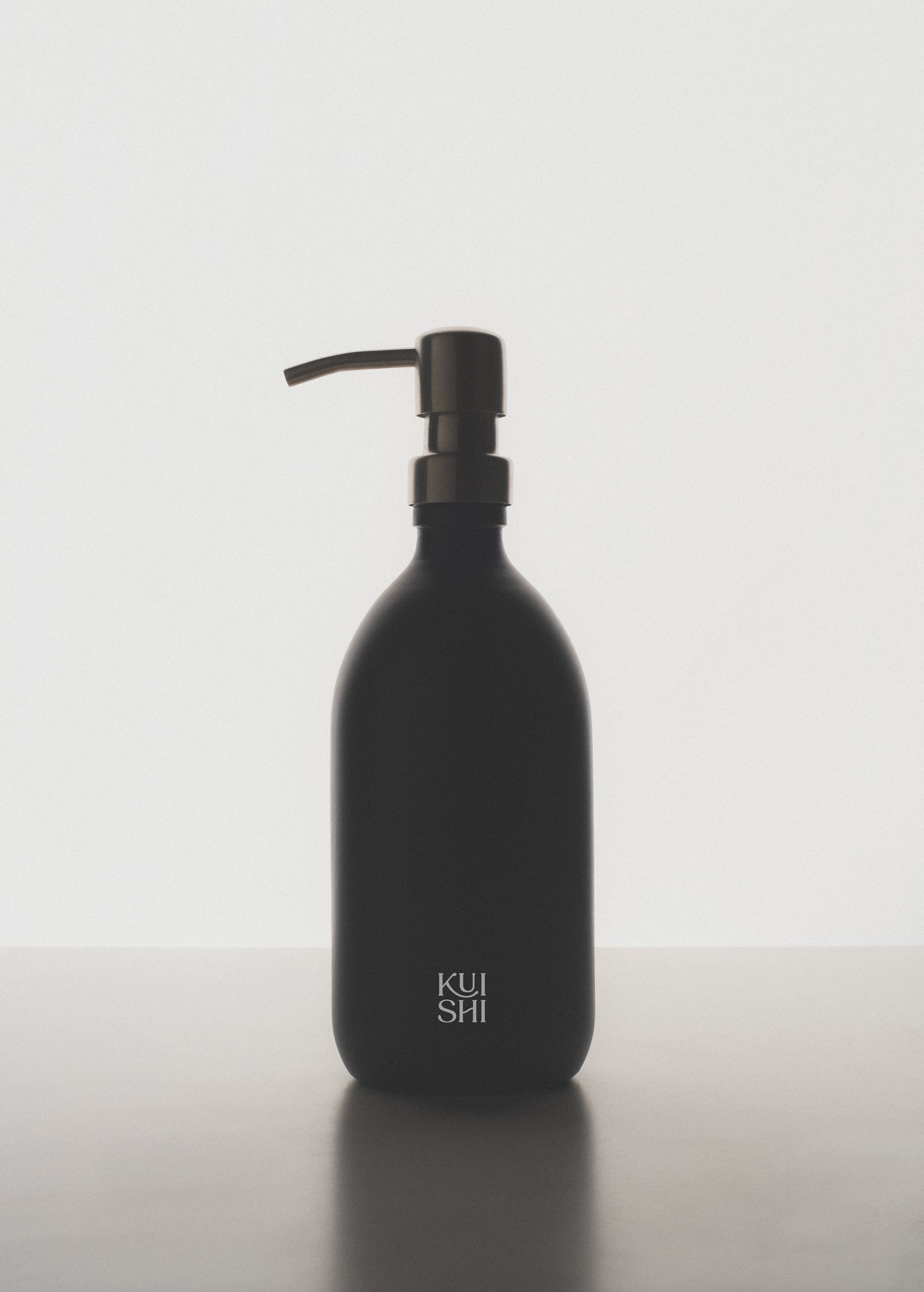 Distributeur de savon noir minimaliste Kuishi
