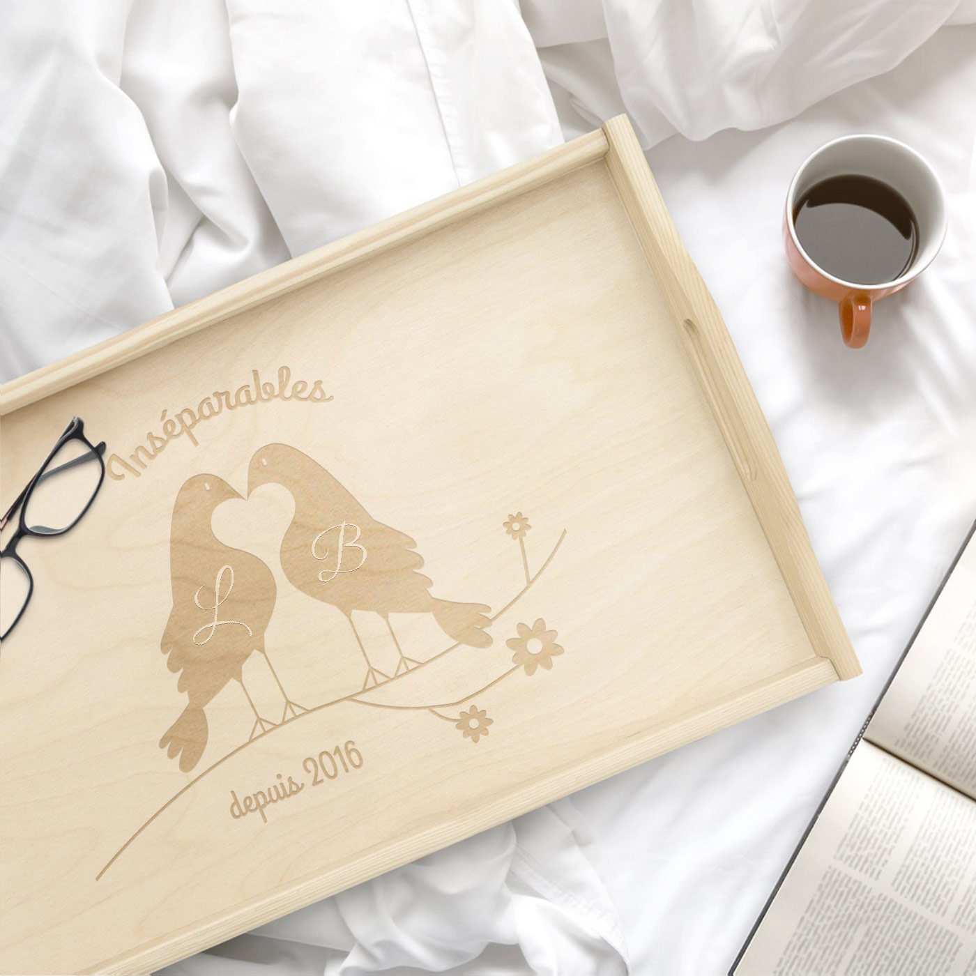 Bandeja de cama de madera natural plegable Murrano con grabado personalizado para aniversario de boda