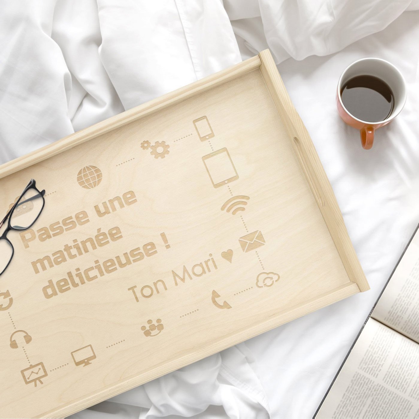 Bandeja de cama de madera natural personalizada para el aniversario de una mujer
