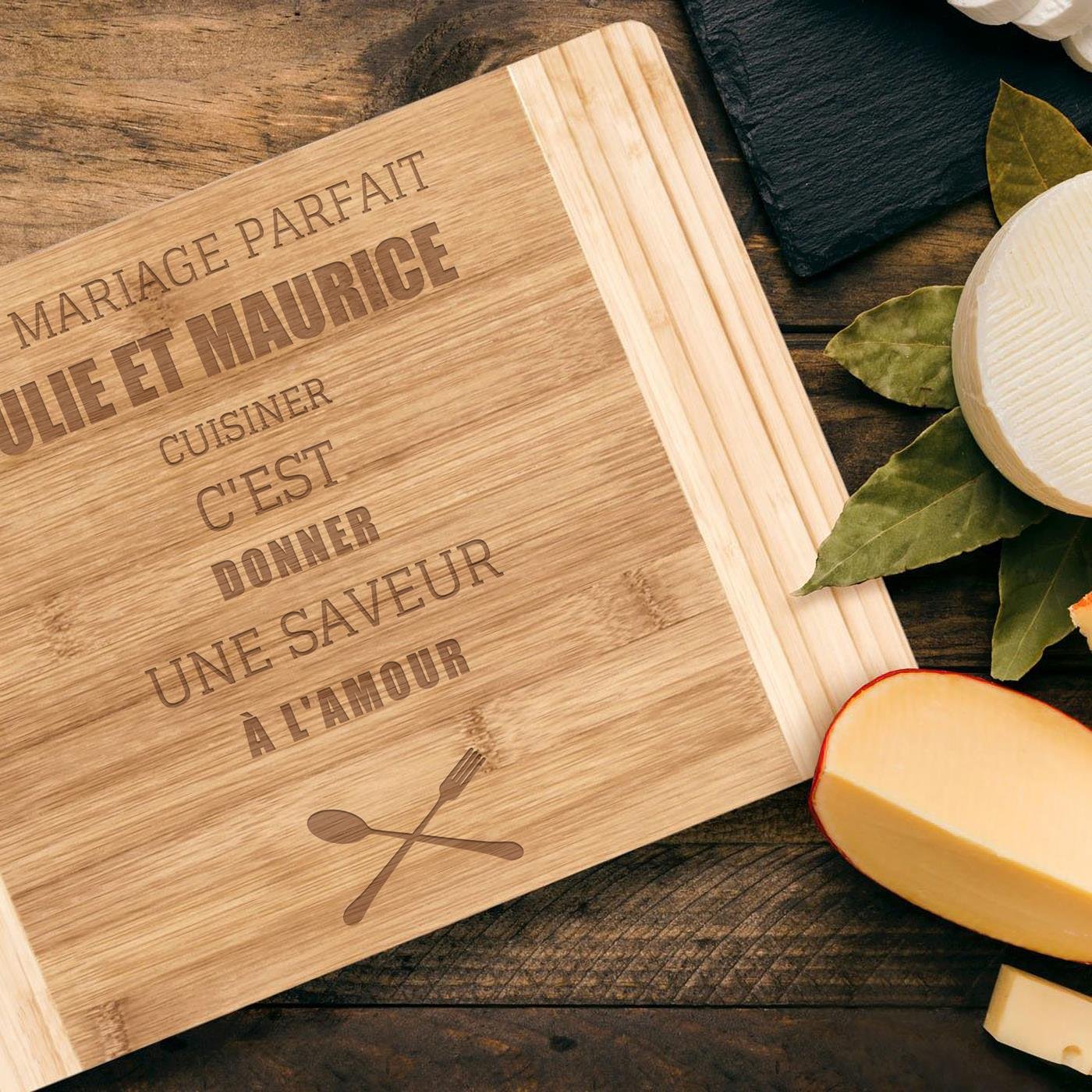 Planche à découper en bois de bambou personnalisée pour un couple pour mariage