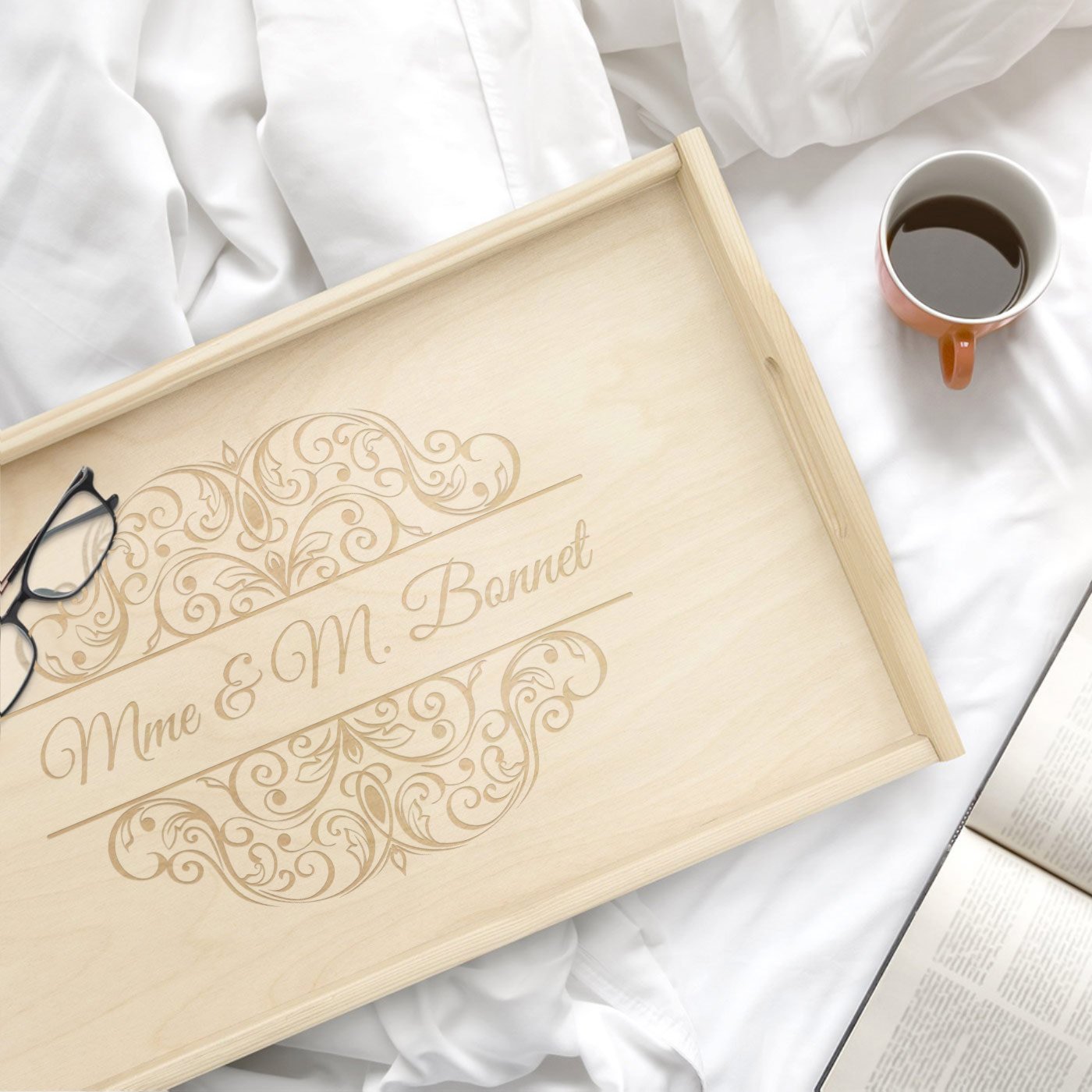 Bandeja de cama de madera natural con grabado para una pareja - Regalo de boda