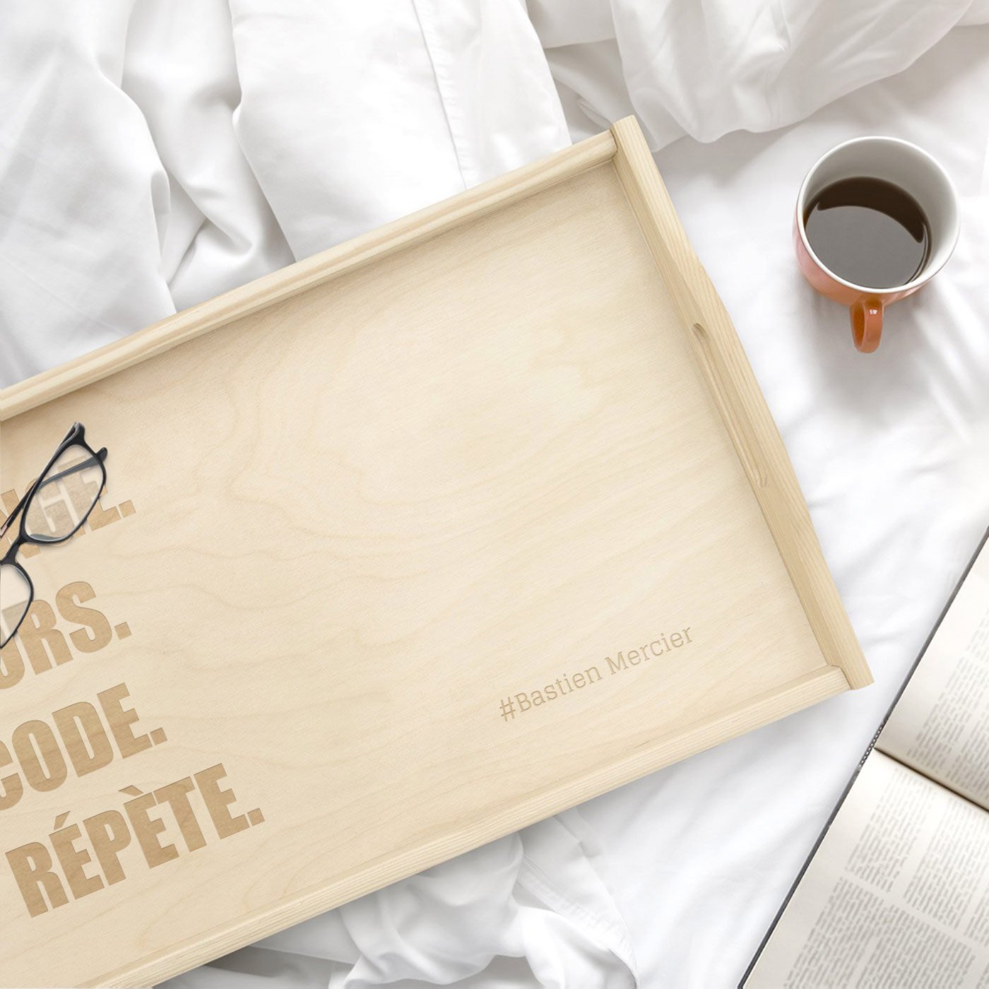 Traya de cama de madera natural personalizada con grabado para el cumpleaños de un hermano