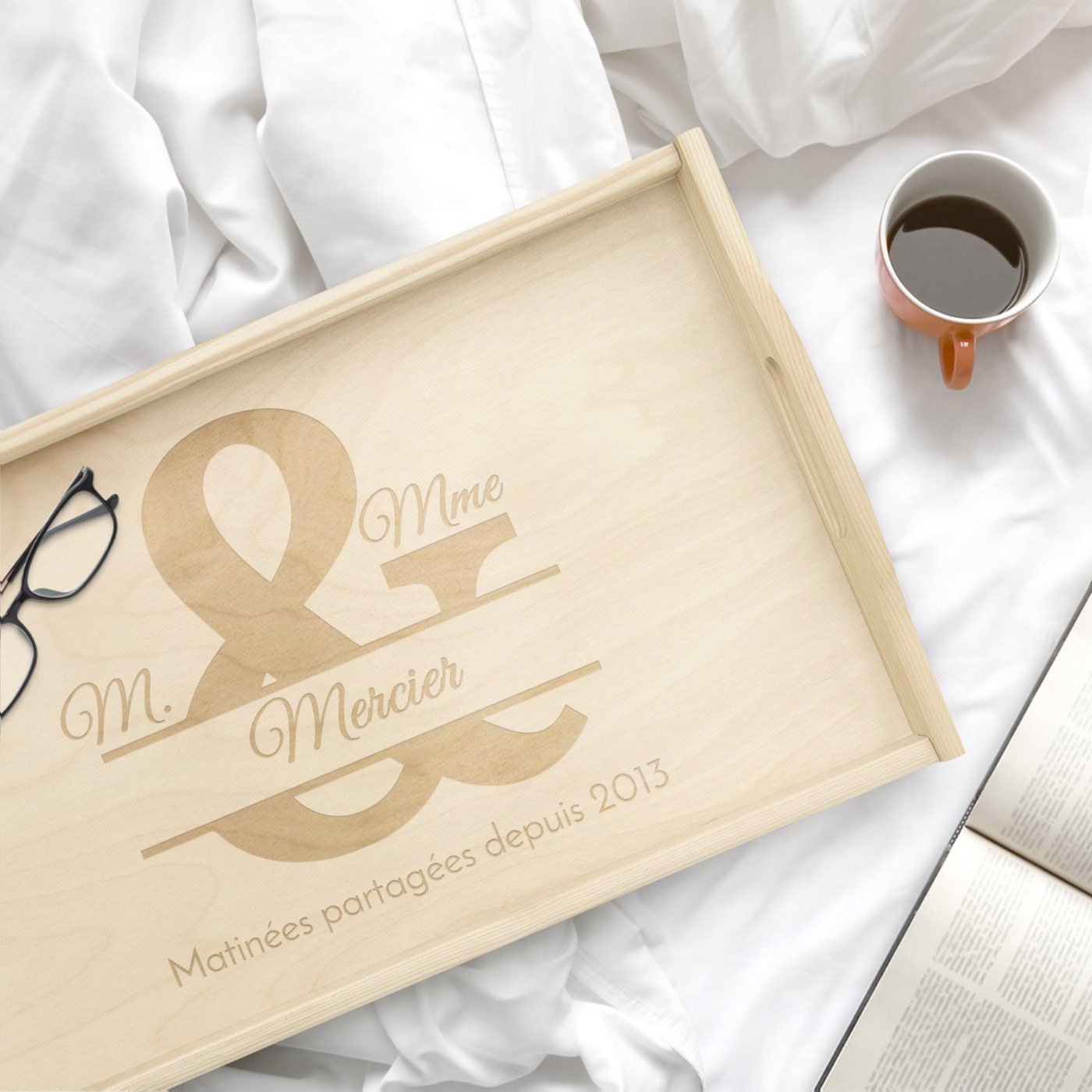 Bandeja de cama de madera natural personalizada con grabado para amigos del aniversario de boda