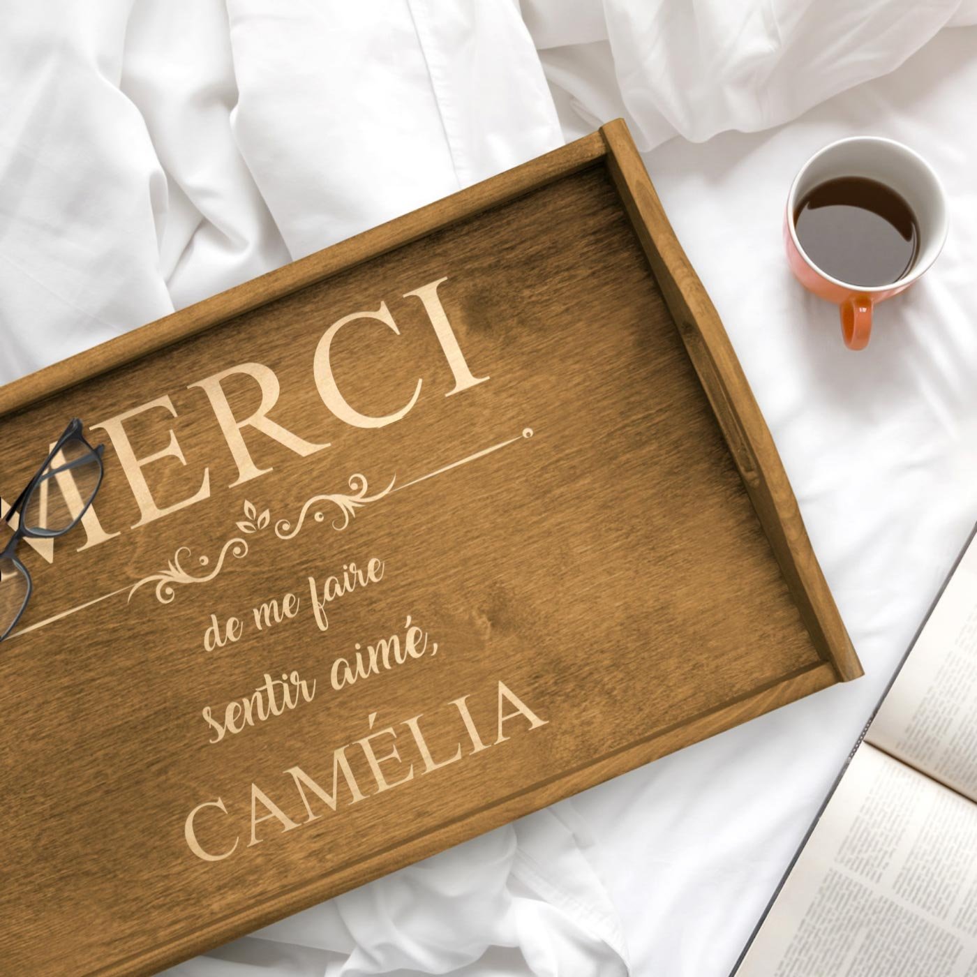 Bandeja de cama de madera Murrano con grabado para mujer - Día de San Valentín