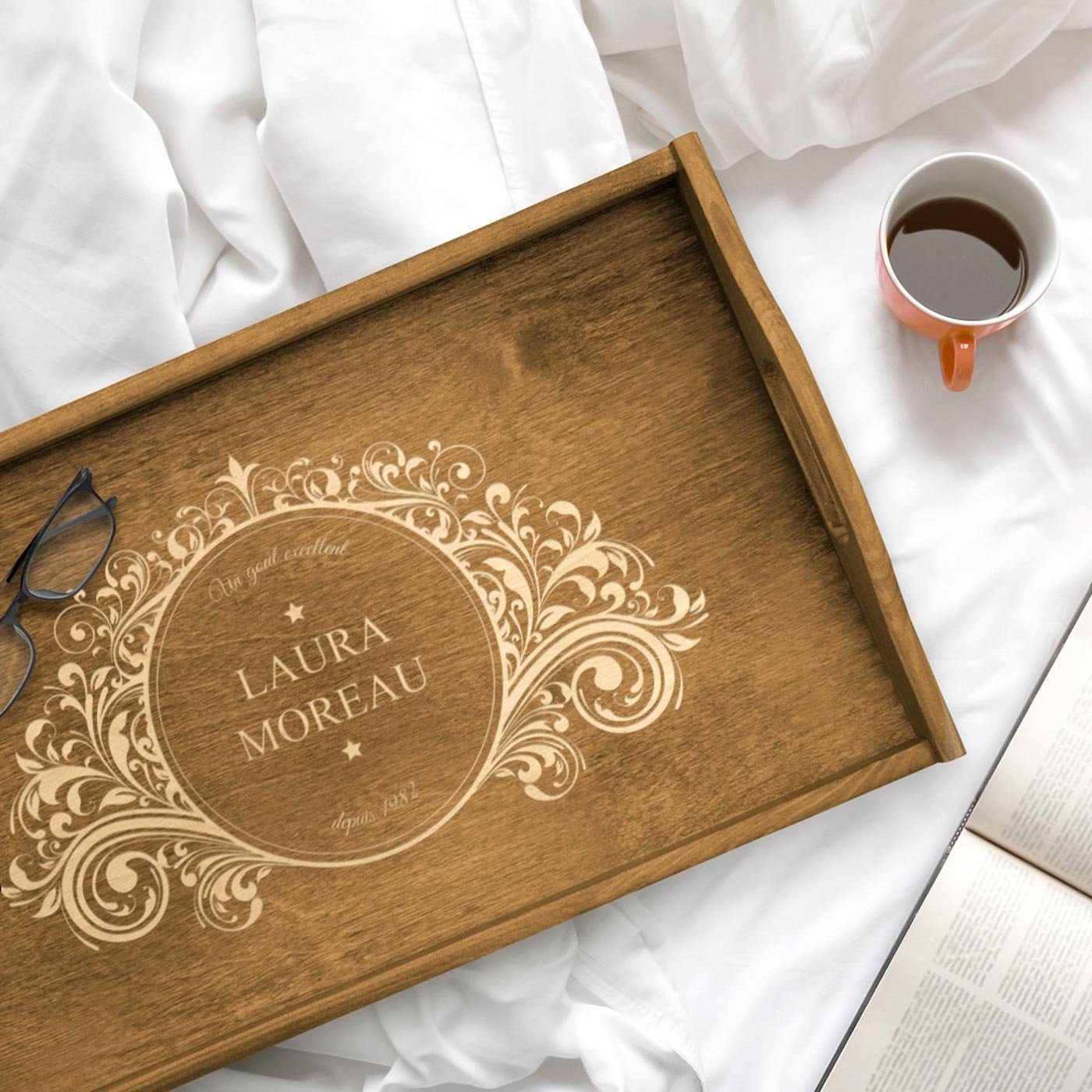 Bandeja de cama personalizada de madera para el cumpleaños de una mujer