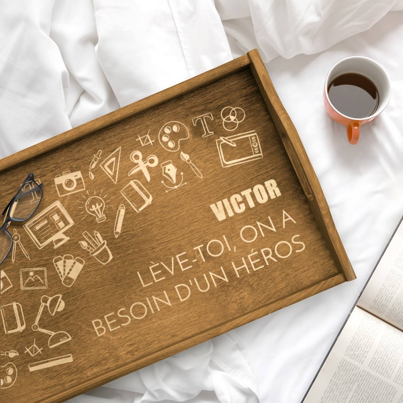 Bandeja de cama de madera con grabado para el cumpleaños de un joven