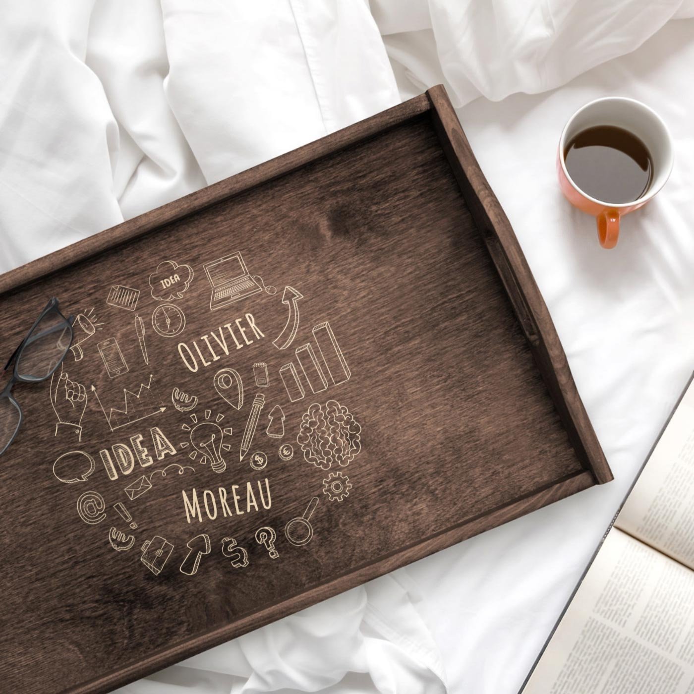 Bandeja de cama Murrano con grabado personalizado para el cumpleaños de un hombre
