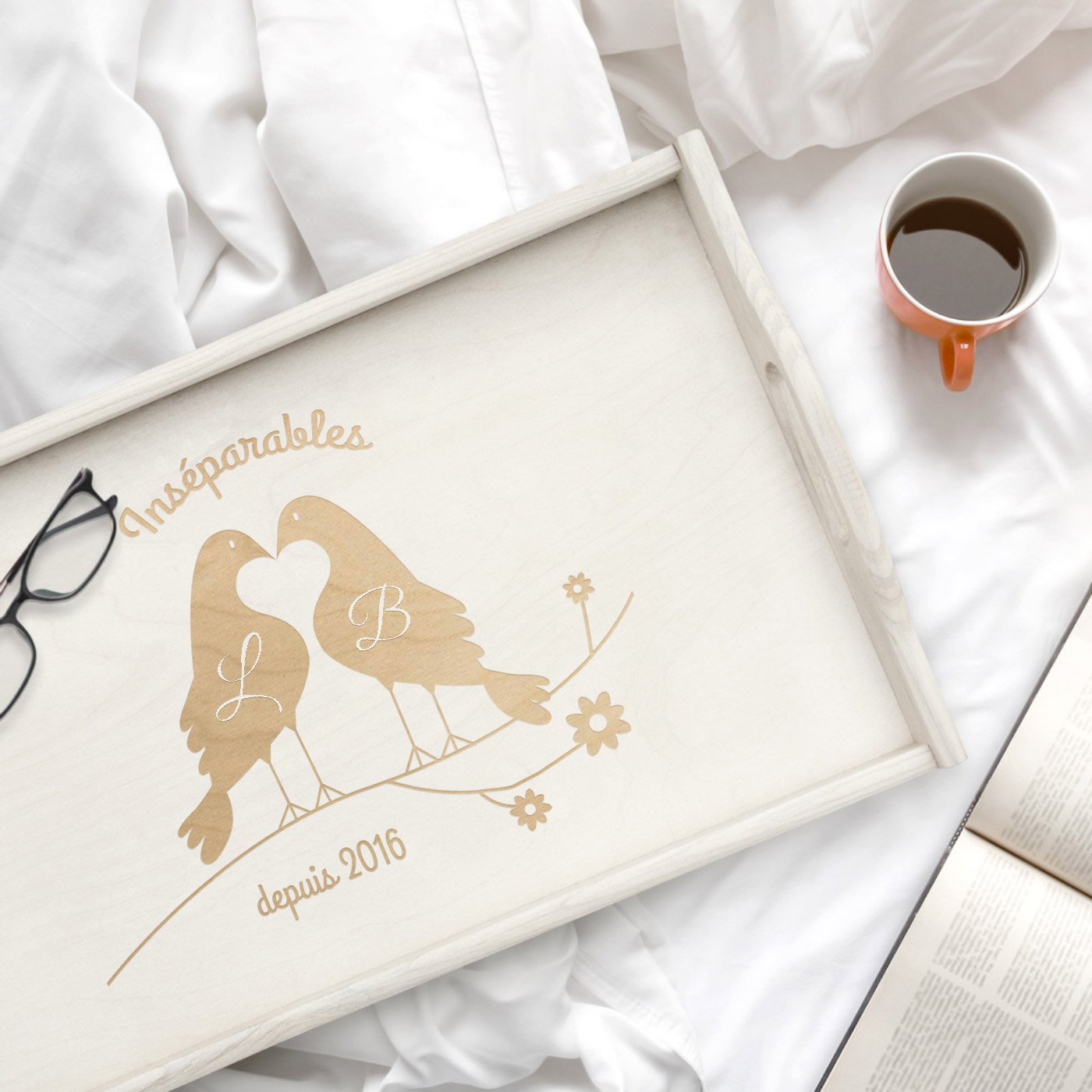Tabla de cama plegable de madera Murrano con grabado para una pareja para el aniversario de bodas