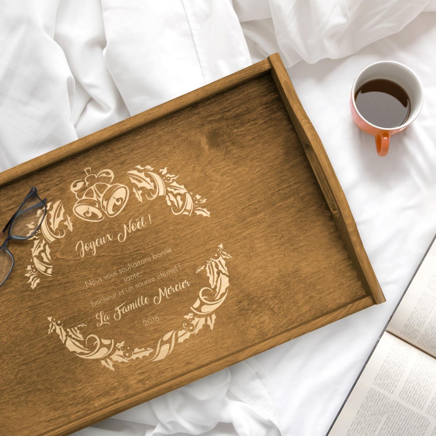 Bandeja de cama de madera Murrano con grabado para amigos en Navidad