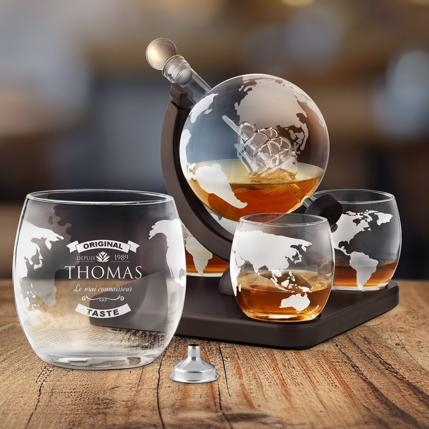 Decantador de whisky Murrano en forma de globo con barco y vasos personalizados para el cumpleaños de un verdadero conocedor del whisky