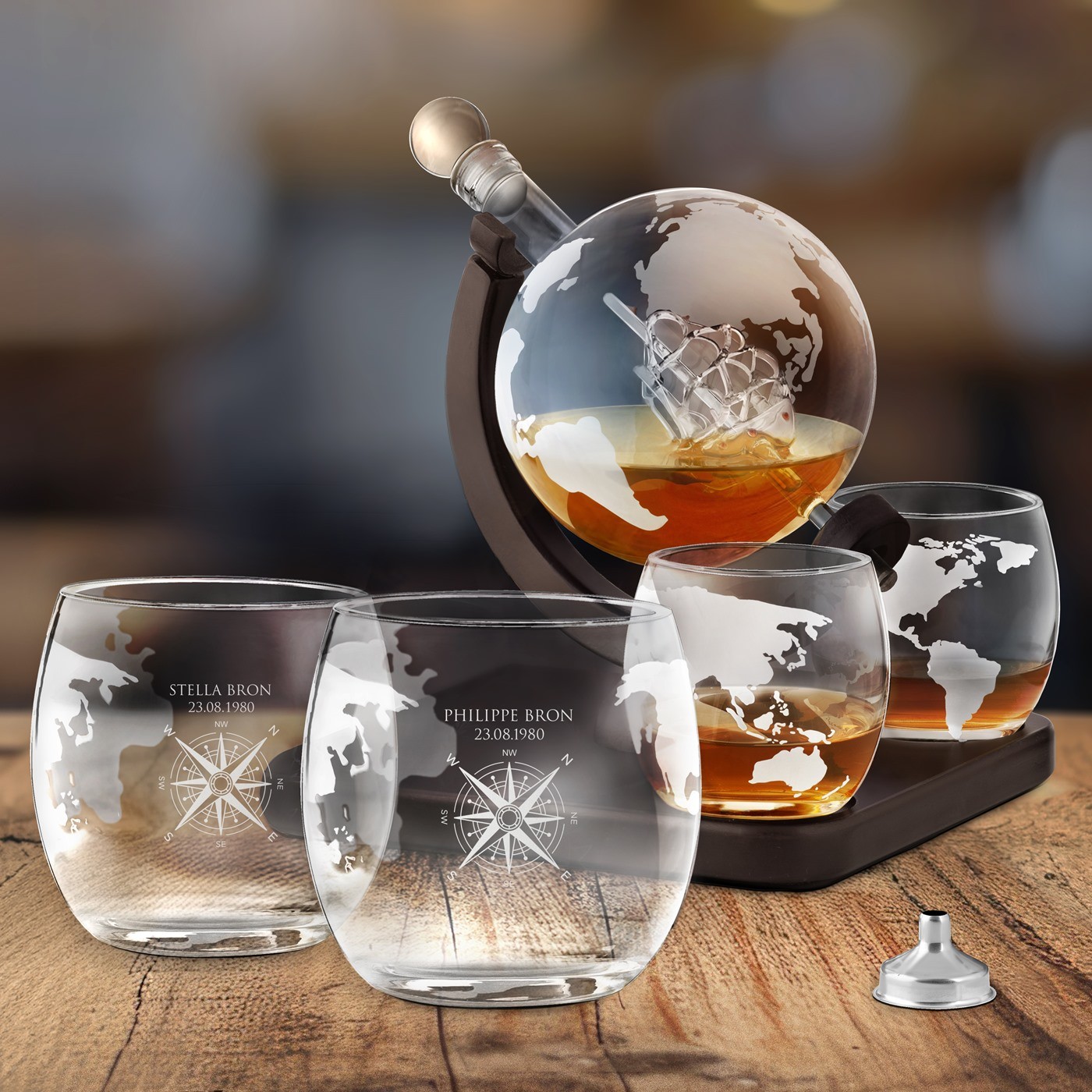 Decantador de whisky Murrano Globo con barco y vasos personalizados para una pareja amante de la aventura