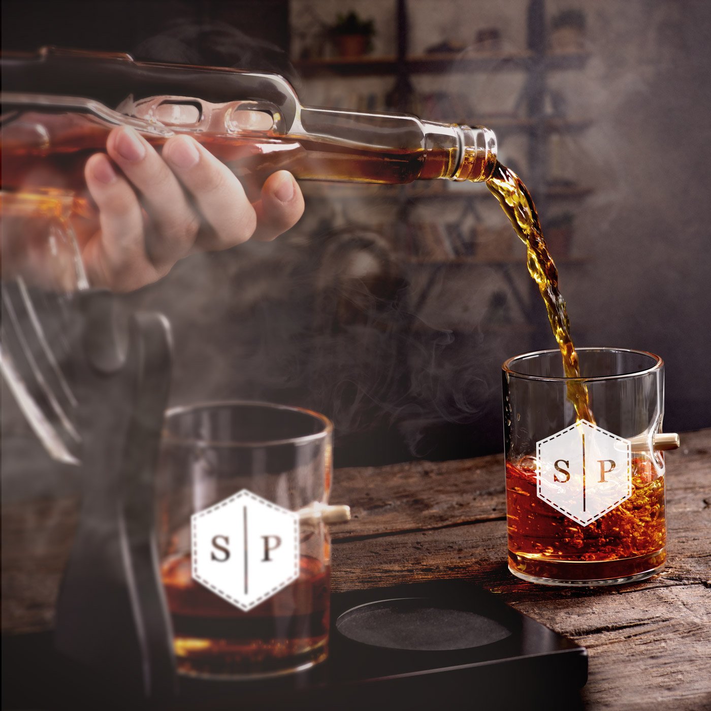 Set de vaso y jarra de whisky Murrano con forma de pistola y iniciales grabadas