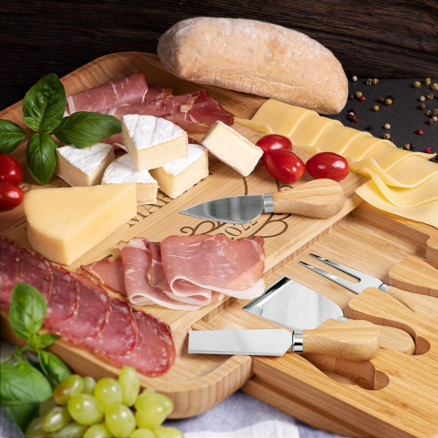 Plateau à fromages en bois avec gravure pour les jeunes mariés de Murrano