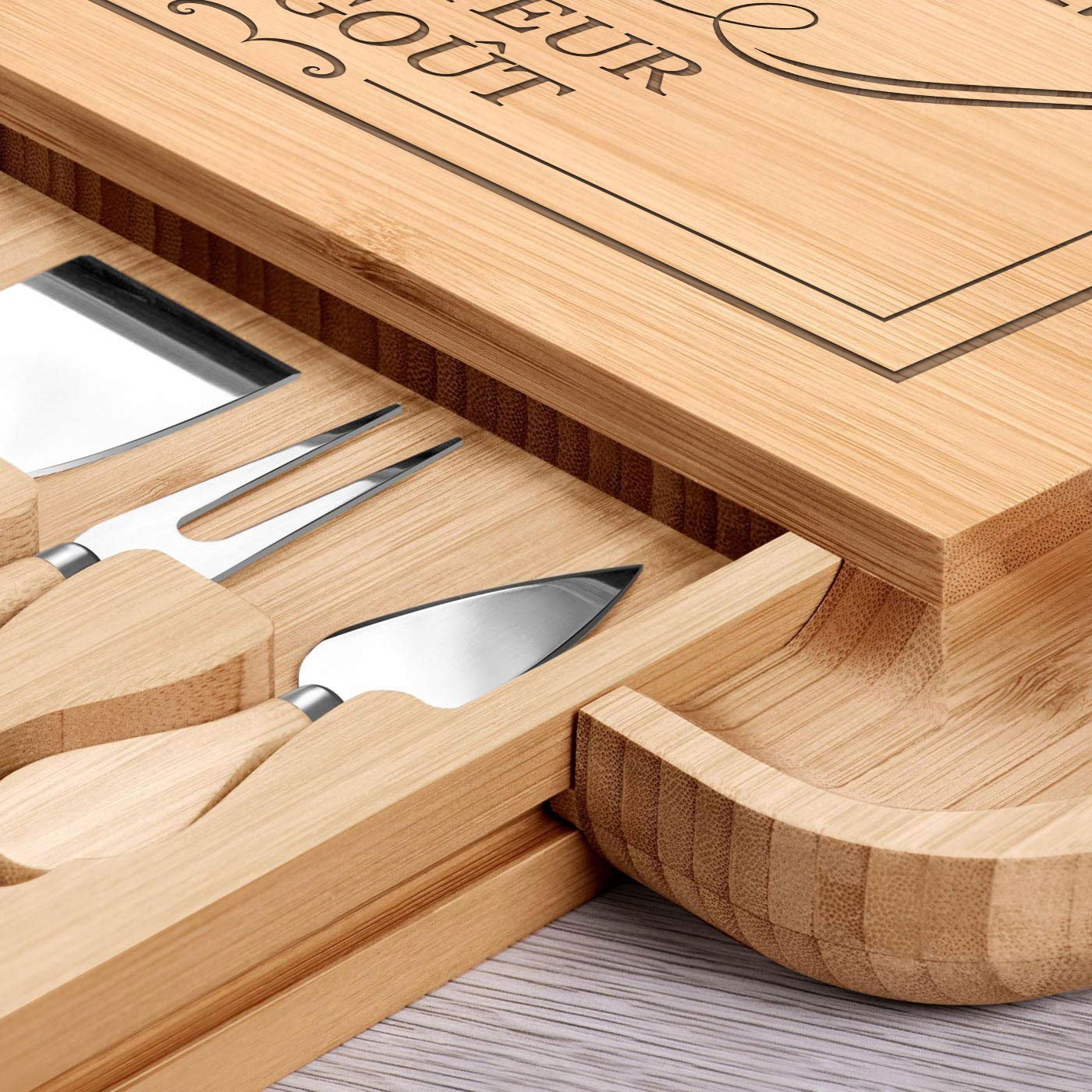 Plateau à fromages en bois personnalisé avec gravure pour l'anniversaire d'un cuisinier