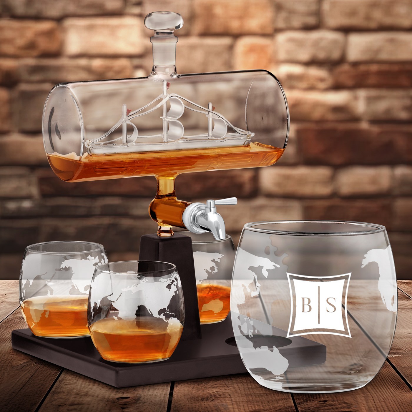 Set de jarras de whisky Murrano con barco y 4 vasos grabados para él y ella