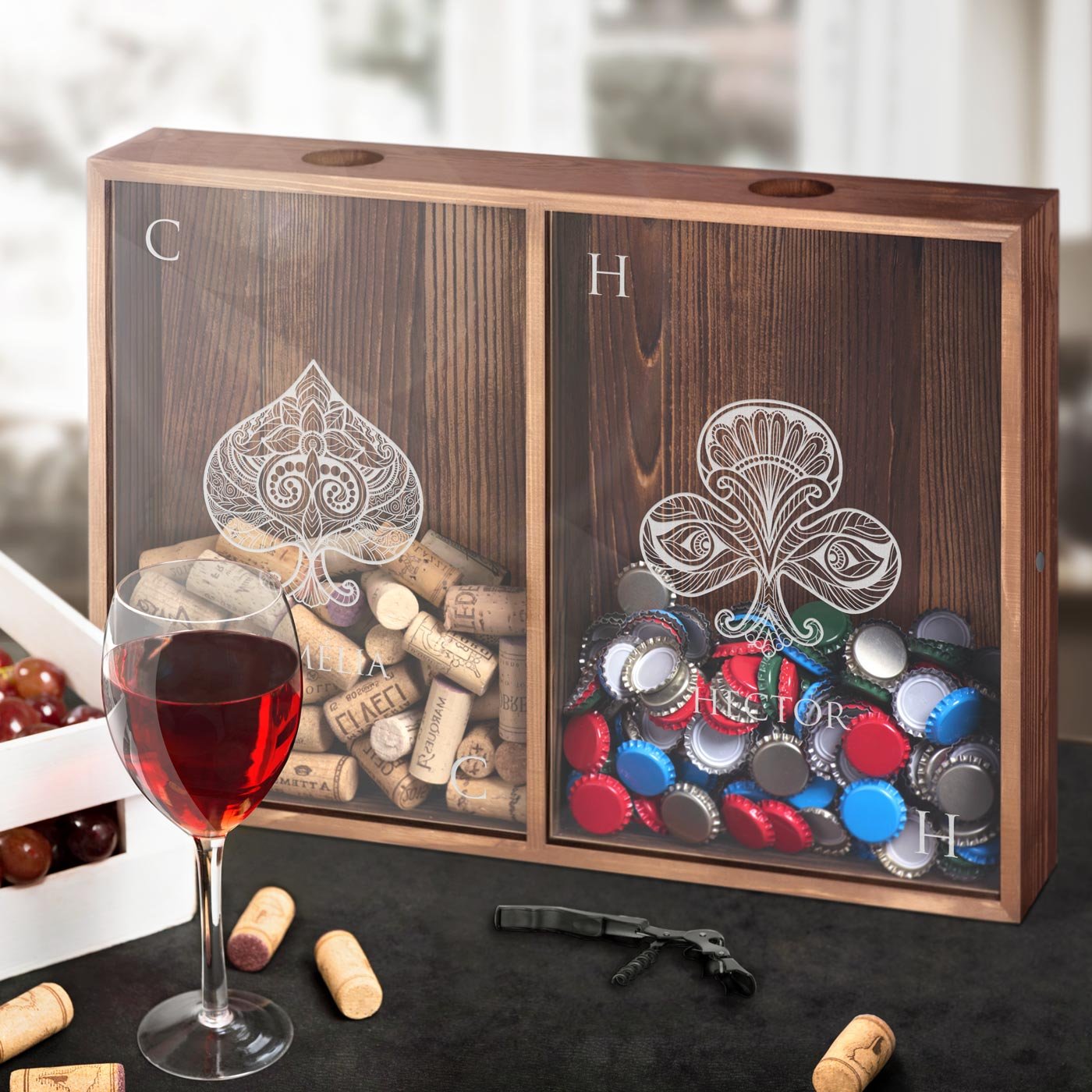 Recolector de tapones de vino y cerveza personalizado Murrano para parejas con temática de juegos de cartas