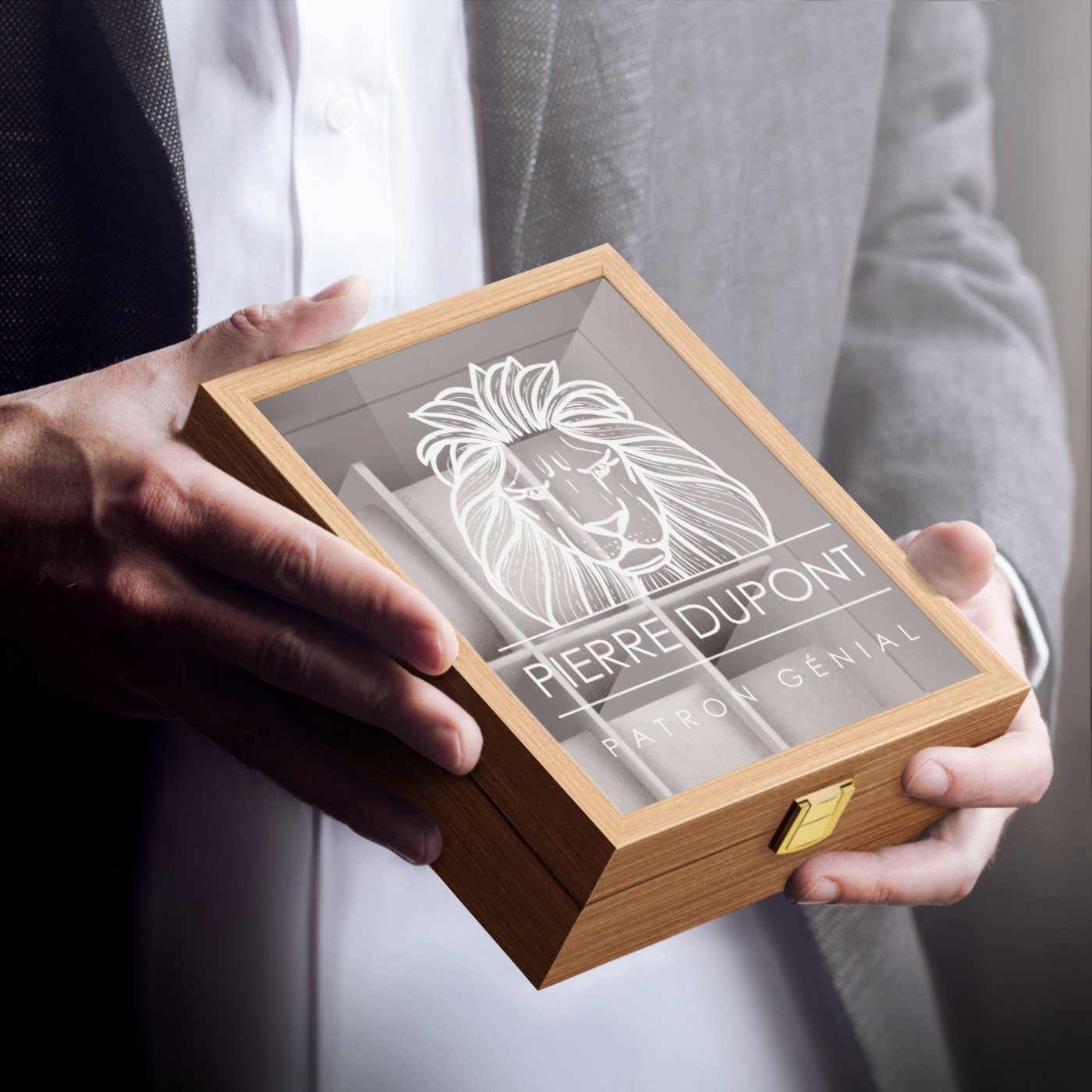 Caja de relojes personalizada de madera clara de Murrano para el cumpleaños de un jefe