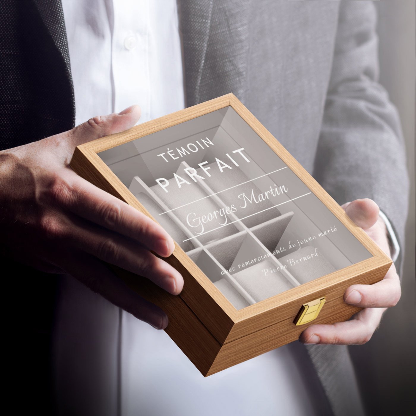 Caja de reloj de madera clara Murrano con grabado para un regalo de agradecimiento de boda